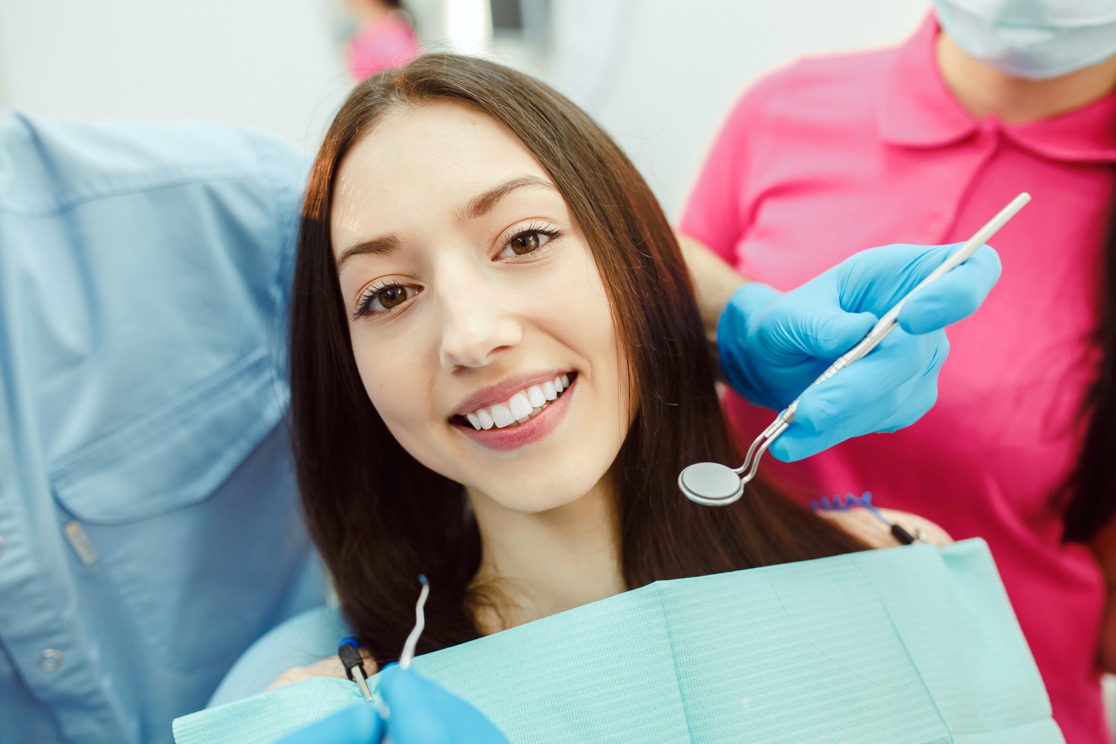 Assistant dentist and the patient in the clinic.